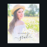 Feiern wir das Graduate Foto Flyer<br><div class="desc">Abschluss Foto Overlay Party laden mit eleganter Typografie ein. Bitte beachten Sie,  dass diese Haushaltseinladung auf Flyer-Papier steht und sehr dünn ist. Umschläge sind nicht enthalten. Für dickere Einladungen mit Umschlägen und passenden Produkten zum selben Thema lesen Sie bitte die unten stehende Kollektion.</div>