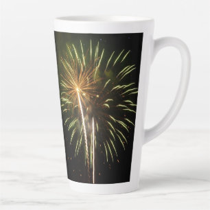 Feiern zum grünen und goldenen Feuerwerk Milchtasse