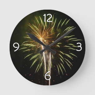 Feiern zum grünen und goldenen Feuerwerk Runde Wanduhr