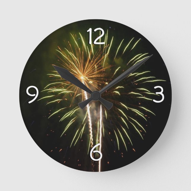 Feiern zum grünen und goldenen Feuerwerk Runde Wanduhr (Vorderseite)