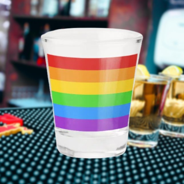 Feiern zum Stolz: Regenbogenflagge Schnapsglas (Von Creator hochgeladen)