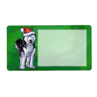 Feiernder Husky in Weihnachtsmannmütze auf Green