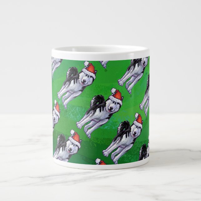 Feiernder Husky in Weihnachtsmannmütze auf Green Jumbo-Tasse (Vorderseite)