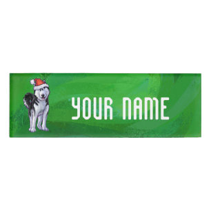 Feiernder Husky in Weihnachtsmannmütze auf Green Namenschild