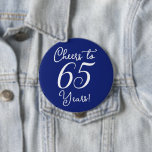 Feiert 65 Jahre Blaue Geburtstagspartei der Marine Button<br><div class="desc">Das elegante Blue Monogram 65. Birthday Button Button macht das Button für den Geburtstag Ihres Freundes oder Familienmitglieds zum perfekten Knopfgeschenk. Dieses elegante Navy Blue Monogram 65. Sie können das Alter an jedem gewollt Geburtstag anpassen. Perfektes Button-Button für Ehrengast oder zum Geburtstagsfest! Shop in unserem Shop für eine Vielzahl von...</div>