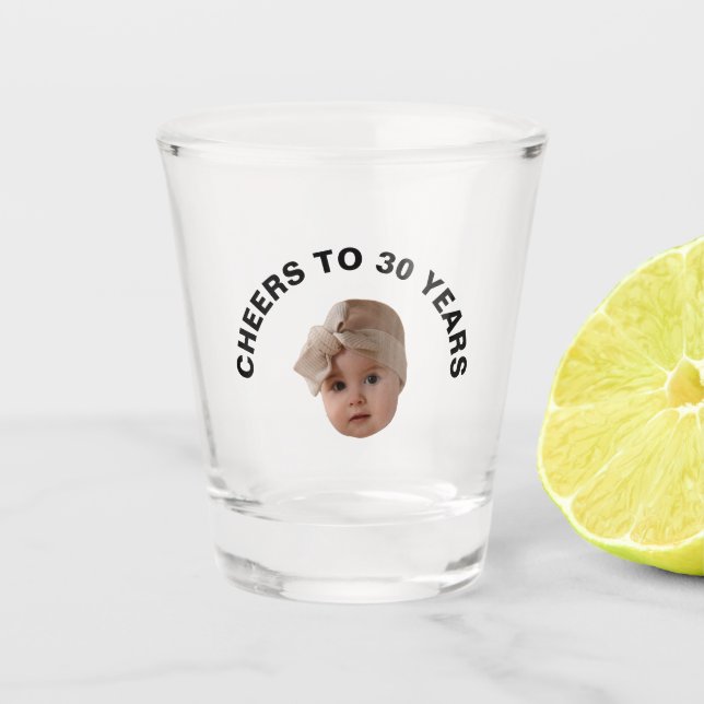 Feiert bis 30 Jahre Geburtstag mit Gesichtsgeschen Schnapsglas (Vorderseite)