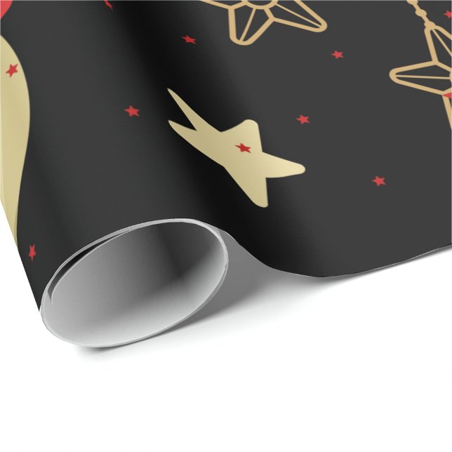 Feiertage Geschenkpapier (A roll of wrapping paper with a black background and a pattern of gold stars and red stars. )