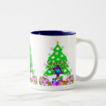 Feiertags-Spaß zwischen Glaubensrichtungen Zweifarbige Tasse<br><div class="desc">Weihnachtsgeschenke und Chanukah menorah Verzierungen für Familien zwischen Glaubensrichtungen,  die jüdisch und christlich sind-,  beide Feiertage diese Jahreszeit feiernd.</div>