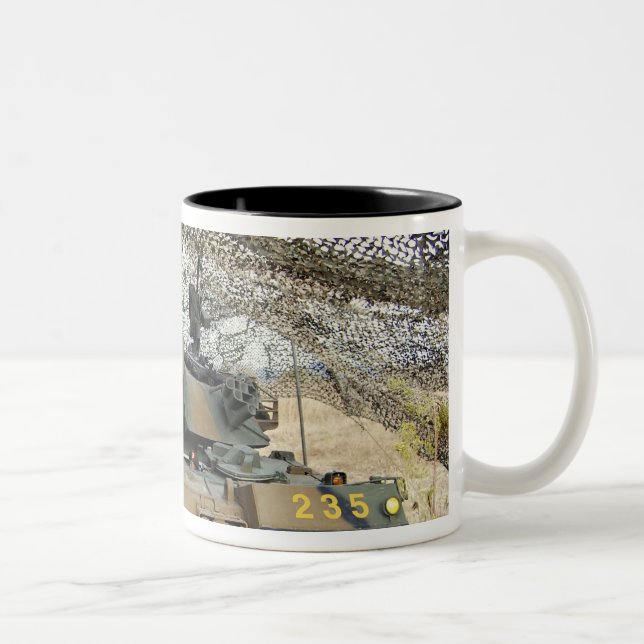 Feinde aus der Republik Korea Zweifarbige Tasse (Rechts)