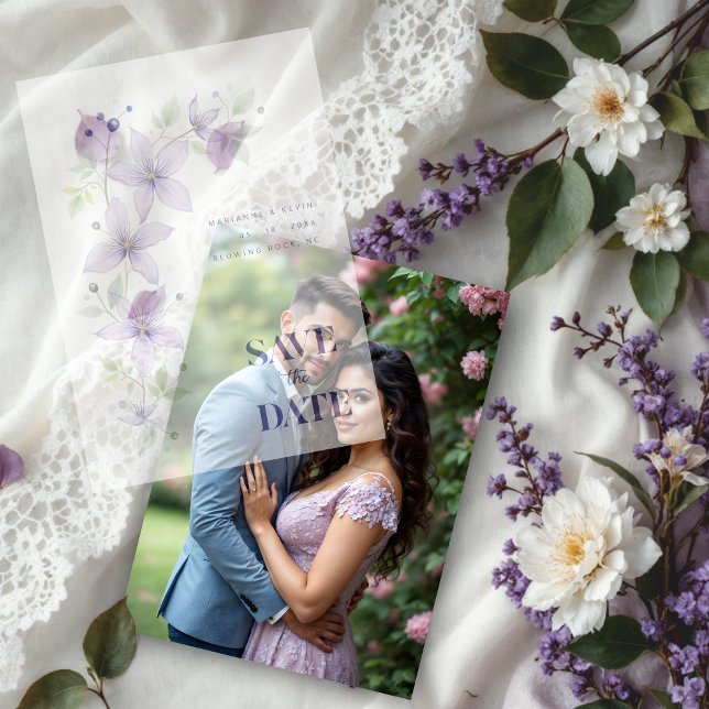 Feine Blüten und botanische Zweige Lila (Delicate Floral & Botanical Branch Light Purple Wedding Save the Date Overlay Vellum Cards.)