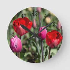 Feine rote und lila Tulpen Runde Wanduhr