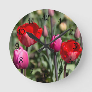 Feine rote und lila Tulpen Runde Wanduhr