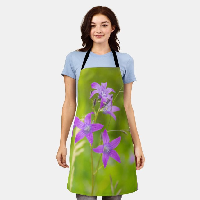 Feine violette Blumen auf dem Feld Schürze (Getragen)