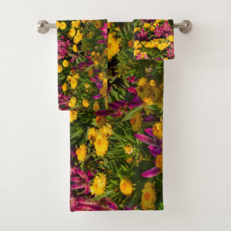 Feld der bunten gelben und violetten Blumen Badhandtuch Set