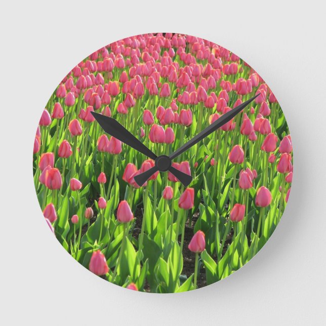 Feld der rosa Tulipen Runde Wanduhr (Vorderseite)