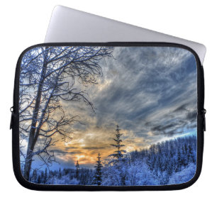 Feld im Winter Schnee bei Sonnenaufgang Laptopschutzhülle