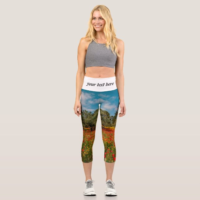 Feld mit Blume und Bäumen Capri Leggings (Vorderseite)