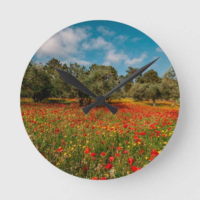 Feld mit Blume und Bäumen Runde Wanduhr (Vorderseite)
