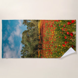 Feld mit Blume und Bäumen Strandtuch