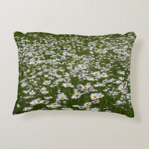 Feld mit Gänseblümchen Alaskas Wiesenblumen Dekokissen