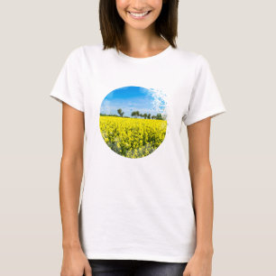 Feld mit gelben Blumen und blauem Himmel T-Shirt