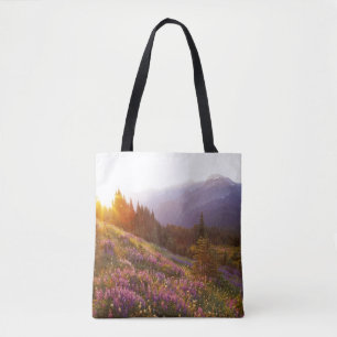 Feld mit Lupinen und Olympic Mountains bei