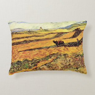 Feld mit Plowman und Mill von Vincent van Gogh Dekokissen