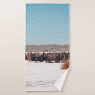 Felder und Wälder in Zentralrussland. Architektur. Badehandtuch