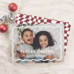 Felices Fiestas | Borde Ondulado Retro con Foto Feiertagskarte<br><div class="desc">Esta tarjeta navideña presenta su foto favorita enmarcada por un borde blanco ondulado. El mensaje "Felices Fiestas" aparece en una tipografía divertida, con el nombre de su familia debajo en letra cursiva. El reverso de la tarjeta destaca con un patrón retro de cuadros ondulados. Perfecta para compartir el espíritu festivo...</div>