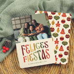 Felices Fiestas Postal de Navidad Retro con Foto Feiertagskarte<br><div class="desc">¡Una post navideña con un estilo retro y divertido! Ideal para quienes desean algo original. Das Foto de su familia se präsenta en un formato horizontal en la parte superior de la tarjeta. Justo debajo, el mensaje "Felices Fiestas" se muestra en una tipografía Vintag y llamativa, con una paleta de...</div>