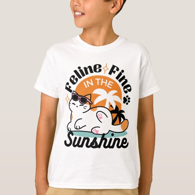 Feline Fine in the Sunshine - Entspannte Tropenkat T-Shirt (Vorderseite)