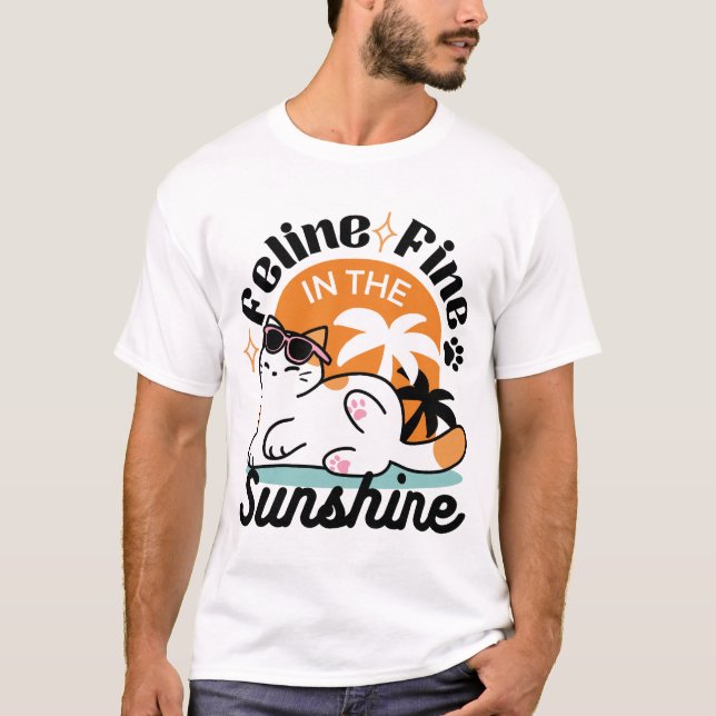Feline Fine in the Sunshine - Entspannte Tropenkat T-Shirt (Vorderseite)