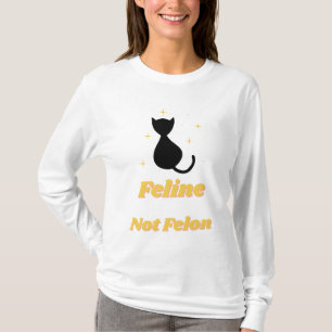 Felines verteidigen: Feline not Felon T-Shirt