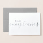 Feliz Cumpleaños Elegantes Spanisches Glück Geburt Folienkarte<br><div class="desc">Diese elegante Geburtstagskarte eignet sich hervorragend für spanische Lautsprecher. Die Phrase "feliz cumpleaños" ist in echter Silber-Folie, in einer Kombination aus Block und Skript-Pinsel Schrift. Die Innenseite der Karte ist leer für Ihre persönliche Nachricht.</div>