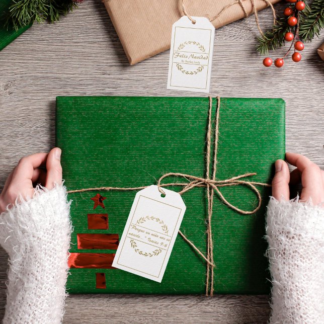 Feliz Navidad Christmas Golden White Isaiah 9:6 Geschenkanhänger (Isaiah 9:6 Feliz Navidad Christian Gift tag, custom text, family name. ConJesusenelcamino)