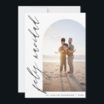 Feliz Navidad Minimalista Arco y Caligrafía Foto Feiertagskarte<br><div class="desc">Capture la magia de sus momentos con nuestra Tarjeta de Navidad con foto. Con una foto personalizable en el lado derecho y el elegante texto "Feliz Navidad",  esta tarjeta añade un toque personal a tus felicitaciones navideñas. El reverso ofrece otra foto y espacio para tu mensaje navideño.</div>