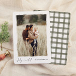 Feliz Navidad | Posta Locarno Feiertagskarte<br><div class="desc">Capture el espíritu navideño con esta tarjeta navideña elegante con foto. Su retrato está enmarcado por un borde blanco pintado a mano con bordes artísticos y desiguales, lo que le da un toque único y artesanal. Debajo de la imagen, "feliz navidad" aparece en tipografía cursiva, acompañado del nombre de su...</div>