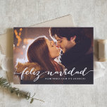 Feliz Navidad Rustic Script Weihnachts-Foto Feiertagskarte<br><div class="desc">Feliz Navidad! Senden Sie Ihre Urlaubswünsche mit dieser individuell gestaltbaren Weihnachtskarte an Freunde und Familie. Diese spanische Weihnachtskarte zeigt rustikale Kalligraphie. Personalisieren Sie diese,  indem Sie Ihre Daten hinzufügen. Dieses Foto Weihnachtskarte ist in anderen Farben und Kartenmaterial erhältlich. Matching-Elemente sind verfügbar.</div>