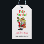 Feliz Navidad Spanish Santa Personalisierte Famili Geschenkanhänger<br><div class="desc">Feliz Navidad mit Niedlichem spanischem Thema Santa Cartoon Personalisierte Familiengeschenke Tags. Sie zeichnen sich durch ein rot-weißes Muster für den Hintergrund aus. Fügen Sie Ihren Familiennamen zu diesen niedlichen Geschenkmarken hinzu. Es verfügt über einen winkenden und lächelnden Santa gekleidet in einem Sombrero mit Maracas. Ideal für ein spanisches Weihnachtsthema.</div>