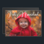 Feliz Navidad White Script Christmas Magnet Card<br><div class="desc">Elegante Spanische WeihnachtsMagnetkarte mit wunderschönem kursiven Schrift in Weiß. Diese modernen Baby-Fotomagneten zeichnen sich durch eine prächtige Typografie aus,  in der Feliz Navidad en Espanol gelesen wird,  und Ihren eigenen Text über das komplette Blutbild in Weiß. Ideal,  um ein lächelndes Baby oder glückliches Kind zu feiern.</div>