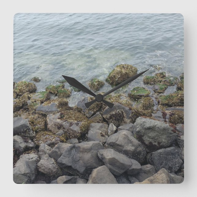 Felsen am Meer Quadratische Wanduhr (Vorderseite)