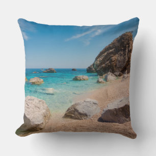 Felsen am Strand Cala Mariolu auf Sardinien, Itali Kissen