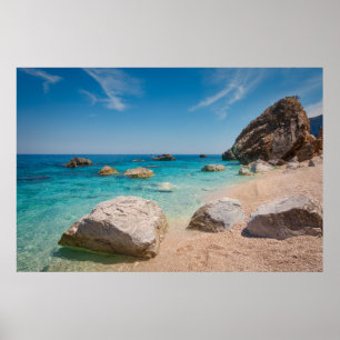 Felsen am Strand Cala Mariolu auf Sardinien, Itali Poster