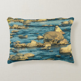 Felsen auf dem Wasser mit Sonnenstrahlen Dekokissen