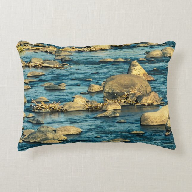 Felsen auf dem Wasser mit Sonnenstrahlen Dekokissen (Vorderseite)