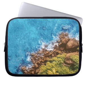 Felsen im Meer, Ansicht von oben 1 Laptopschutzhülle