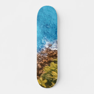 Felsen im Meer, über Sicht 1 Skateboard