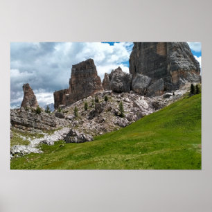 Felsentürme und alpine Wiesen Bergfoto Poster