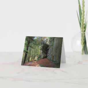 Felsenwand und Wälder auf dem Burggraben Einladung