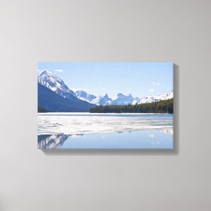 Felsgebirge, die im Maligner See reflektieren Leinwanddruck